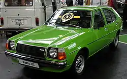 Un automóvil Mazda 323 (Familia Mk. 3/Rotary Coupé en Xapón y conocíu como GLC n'EEXX) n'exhibición nun muséu d'Alemaña.