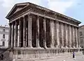 Templu romanu en Nimes (llamáu la maison carée -"la casa cuadrada"-).