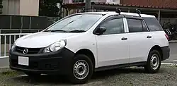 Un automóvil Mazda 323 modelu 2007