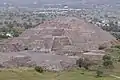 Pirámide en Teotihuacan. Les construcciones d'esti tamañu riquen la organización social qu'atopamos nes civilizaciones. L'impautu que'l descubrimientu d'esti tipu de construcciones xunto a les complexes sociedaes que se-yos acomuñar, tuvo nos conquistadores españoles y nos teóricos que cavilgaron sobre los xustos títulos de dominiu sobre elles; ta nel orixe de les distintes considerancies y descripciones de los indíxenes americanos (de bon xavaz a caníbal despiadáu), del alderique intelectual que fundó'l derechu de xentes y de la reflexón europea sobre'l conceutu mesmu de civilización. Tamién na Grecia clásica, el contautu con otros pueblos de distintes llingües y cultures fuera'l desencadenante qu'aguiyó'l surdimientu de la reflexón crítica indispensable pa la nacencia de la filosofía y la historia (Tales de Mileto, Heródoto).