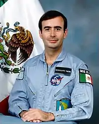 Rodolfo Neri Vela, primer astronauta mexicanu y el segundu llatinoamericanu.