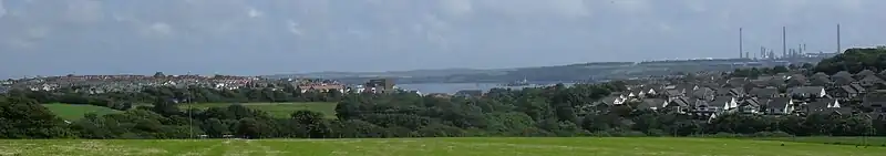 Vista panorámica de Milford Haven, del noroeste del pueblu. Milford a la izquierda, Hakin a la derecha.