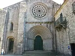 Fachada del monesteriu, onde se ve'l rosetón.