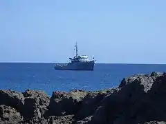 El NRP Schultz Xavier, de la Marina portuguesa, nes mariñes de la islla Xavaz Pequeña.