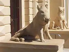 Detalle de los animales que curien la fachada.