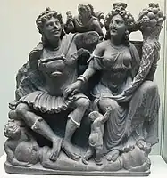 Representación de los dioses budistes Pancika (izquierda) y Hariti (derecha). Gandhara, sieglu III.