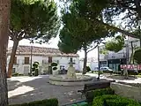 Plaza de la Constitución, d'antiguo conocida como plaza mayor. Nella allúgase una fonte cola estatua d'un pescador.