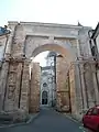 La Porte Noire (Besançon, Francia) d'arcu únicu y con dos columnes superpuestes formando parte de la so decoración.