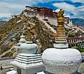 Stupa frente al Palaciu de Potala.