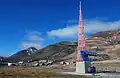 El monumentu de Pyramiden, cola última tonelada de carbón estrayida de la mina detrás d'él.