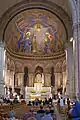 Tres l'altar mayor de la basílica del Sacré Cœur dispónse un retablu neorrománico.