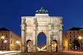 Siegestor (Munich, Alemaña), llevantáu nel sieglu XIX n'honor del exércitu bávaru. Destruyíu na Segunda Guerra Mundial y reconstruyíu, tien una inscripción (Dem Sieg geweiht, vom Krieg zerstört, zum Frieden mahnend) que recuerda que la paz ye la única solución.