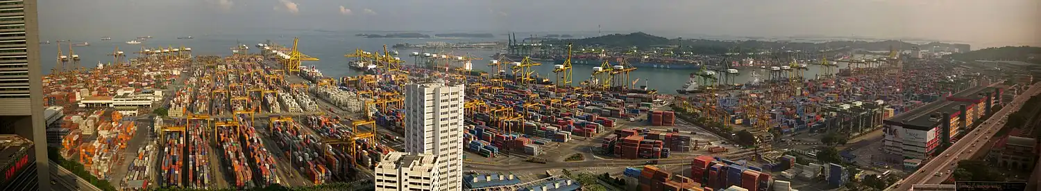 El puertu de Singapur cola isla de Sentosa a los sos llombos.