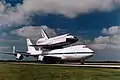 Trasbordador Espacial Endeavour sobre un avión de tresporte de tresbordadores