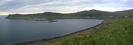 Panorámica del pueblu del puertu na badea de Uig, Islla de Skye