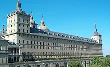 Fachada meridional del Monesteriu d'El Escorial, y les fileres de ventanes