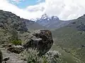 Mirando escontra los picos enriba del Mackinder Valley na ruta Sirimon.