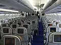 Cabina de pasaxeros de clase económica d'un Airbus A340-600 de Lufthansa.