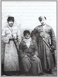 Əbdürrəhman ağa Dilbazov (ortada)Şəkil 1890-ci ildə Batumda çəkilmişdir.