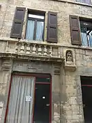 Pəncərələrin altında saxta balusterlər olan "Maison de Mandrin" adlı XVII əsrə aid bina