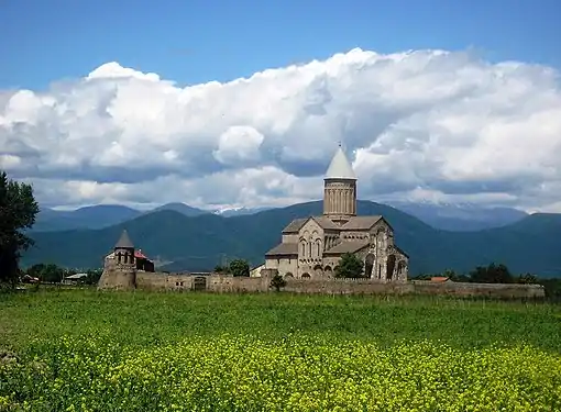 Alaverdi monastırı — ХI əsrdə Böyük Kvirike köhnə Müqəddəs Georgi kilsəsinin yerində tikdirmişdir. Hansı ki 906-cı ildə abxaz çarı III Konistantin Şəkidən sülhlə geri döndükdən sonra həmin Müqəddəs Georgi kilsəsində dini ayinləri icra etmiş, sabahı gün Vecini qalasını yola düşüb, Vecini qalasını dağıtdırmışdır.