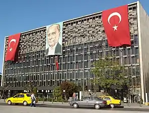 Həyati Tabanlıoğlu tərəfindən dizayn edilən Atatürk Mədəniyyət Mərkəzi (1956—1969)