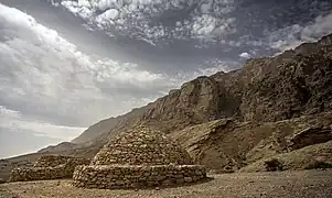 Jebel Hafeet bölgəsindəki arı pətəyi məzarları təxminən 5000 il əvvəl ərazidə insanların məskunlaşdığının sübutudur.