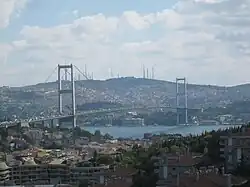 İstanbul ili'daki 15 Temmuz Şehitler Köprüsü, Asya ve Avrupa kıtalarını birbirine bağlamaktadır.