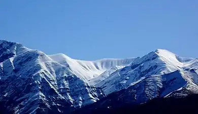 Qaraqaya zirvəsi. 3465 m. (sağda)