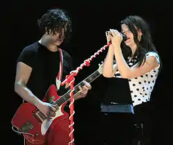 The White Stripes 2007-ci ilin iyununda O2 Wireless festivalında çıxış edərkən