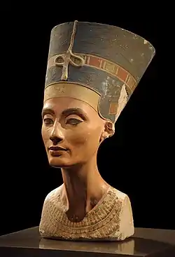 Nefertiti büstü