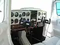 Cessna 152 təyyarəsindəki yoke (boyunduruq) tipli lever