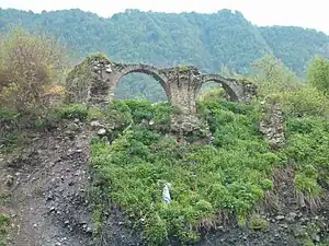 Qala kompleksinin Dağıstan yolunun üzərindəki hissəsi.JPG