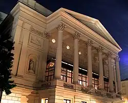 Kral Opera Teatrının fasad görüntüsü