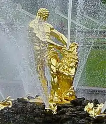 Peterhof parkının mərkəzi çeşməsində Samsonun heykəli