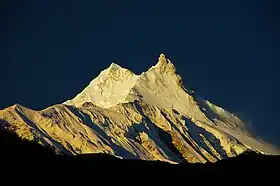 Manaslu gün doğarkən. Əsas zirvə - solda