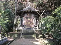 Ənənəvi yapon memarlığı ilə inşa olunmuş Takidani Fudōmyō-ō məbədində yerləşən kolumbarium. Osaka, Yaponiya.