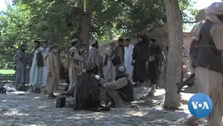 Taliban yaraqlıları bir kənddə dincəlirlər