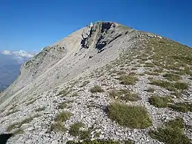 Yuxarısında türbə yerləşən Tomorr dağı