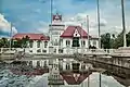 An Dambana ni Aguinaldo na namumugtak sa Kawit, Cavite kun sain inot na iwinagayway an bandera kan Filipinas