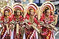 Kababaihan sa saindang katutubong gubing sa Manobo durante kan Kaamulan Festival kan Bukidnon