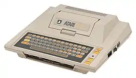 «Atari 400», 8-разрадны хатні камп’ютар, які быў выпушчаны «Atari» ў 1979 годзе.