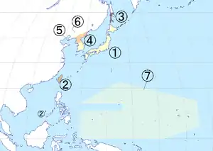 Акупіраваная Японія. 1 - японская метраполія, акупіраваная ЗША. 2 - Тайвань, анексіраваны Кітаем. 3 - Паўднёвы Сахалін і Курылы, анексіраваныя СССР. 4 - Карэя, раздзелена на савецкую і амерыканскую зоны акупацыі. 5 - Квантунская вобласць, анексіраваная СССР. 6 - Паўднёва-Маньчжурская чыгунка, анексіраваная Кітаем. 7 -Паўднёвы Ціхаакіянскі мандат, акупіраваны ЗША.