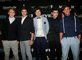 One Direction у 2012. Злева на права: Найл Хоран, Ліям Пейн, Гары Стайлс, Зейн Малік і Луі Томлінсан