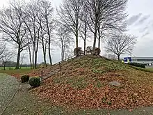 Der „Jedutenhügel“ in Jeringhave diente laut eines Gedenksteines vor Ort als nautische Landmarke, Pestkanzel, Alarmplatz und Gerichtshügel.