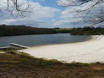 Der aufgestaute Badesee Lac de Rouffiac-en-Périgord