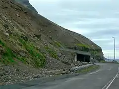 Alte Straße Óshlíðarvegur um den Berg mit Steinschlagschutz.