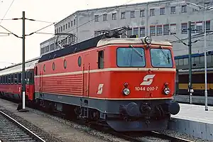 1044 090 mit einem Reisezug am Wiener Westbahnhof