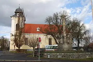 Pfarrkirche der hl. Dreifaltigkeit und Pestsäule auf dem Dorfplatz