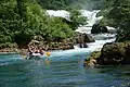 Rafting in der Nähe des Wasserfalls